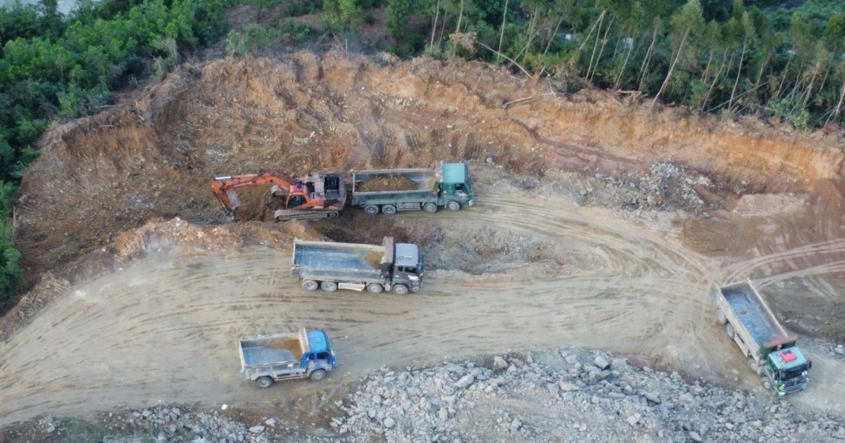 “Xé rào” dự án cao tốc ở Đà Nẵng, đưa xe vào khoét đồi, múc đất