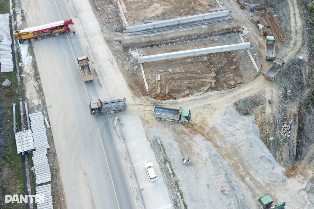 “Xé rào” dự án cao tốc ở Đà Nẵng, đưa xe vào khoét đồi, múc đất - 2