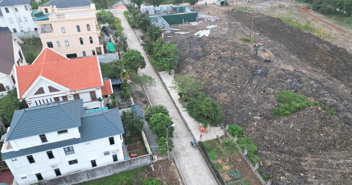 Phạt doanh nghiệp xây trường học đổ đất thải tràn lan vỉa hè dân cư