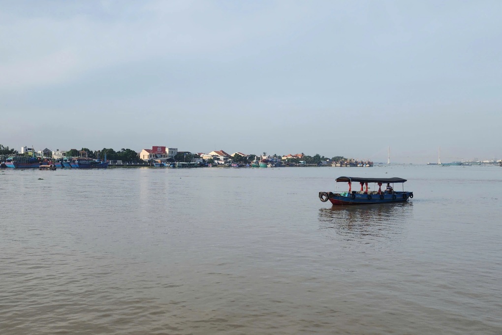 Ca nô va chạm đò ngang trên sông Tiền, một người mất tích - 1 Ca nô va chạm đò ngang trên sông Tiền, một người mất tích - 1