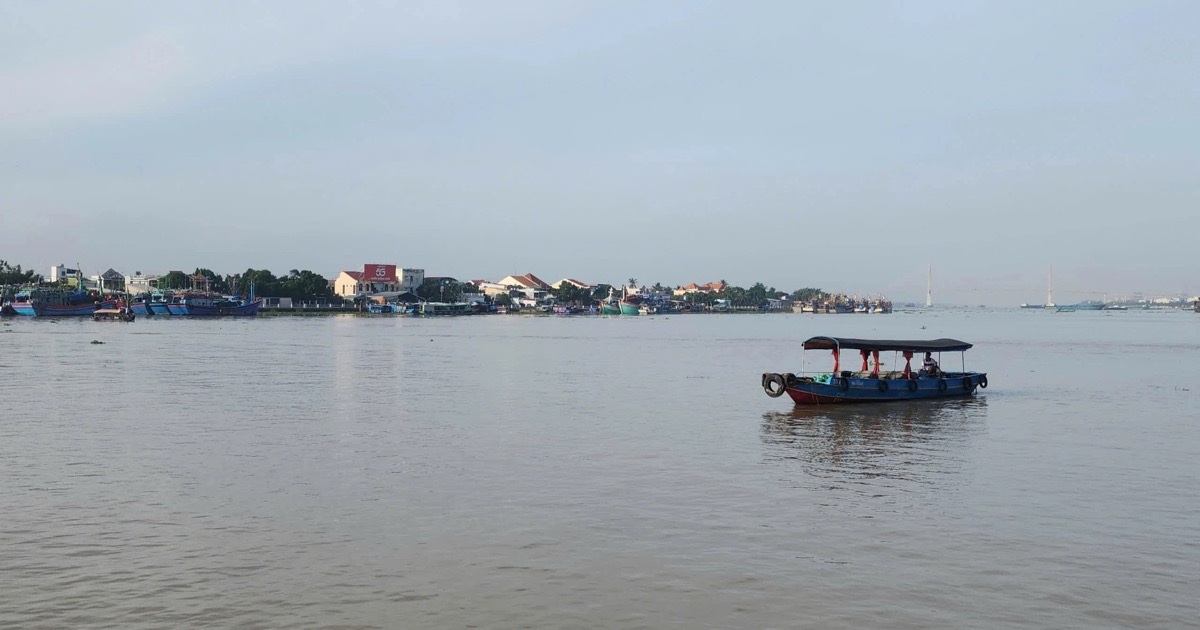 Ca nô va chạm đò ngang trên sông Tiền, một người mất tích