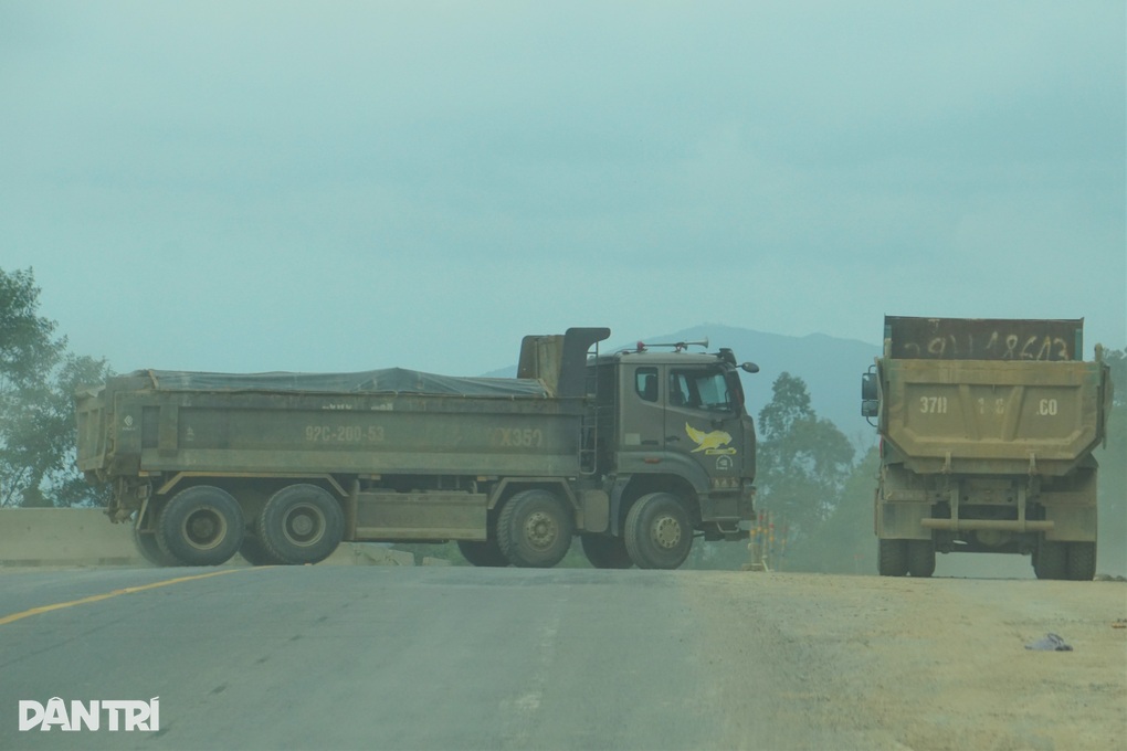 “Xé rào” dự án cao tốc ở Đà Nẵng, đưa xe vào khoét đồi, múc đất - 3