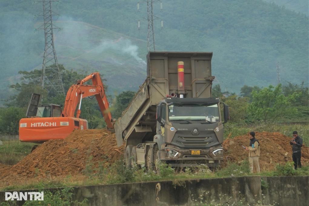 Thêm vị trí trên cao tốc ở Đà Nẵng từng bị “xé rào” để đưa xe vào xúc đất - 3 Thêm vị trí trên cao tốc ở Đà Nẵng từng bị “xé rào” để đưa xe vào xúc đất - 3