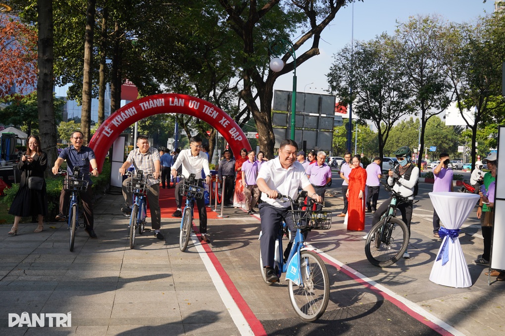 Khánh thành làn đường riêng cho xe đạp đầu tiên tại TPHCM - 1