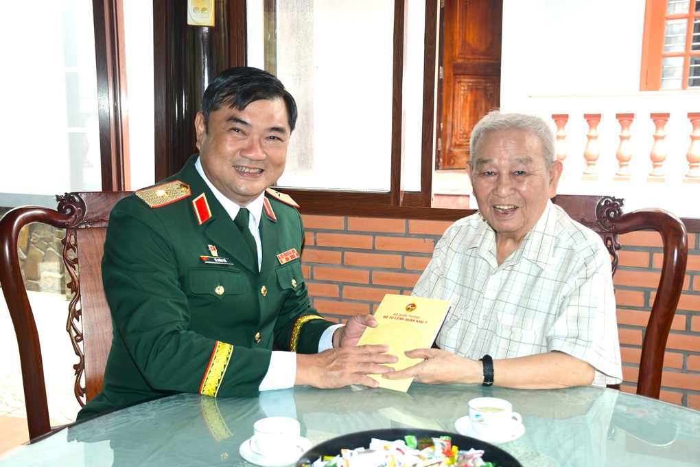 Đại tướng Lê Văn Dũng nhận danh hiệu Anh hùng Lực lượng vũ trang nhân dân - 2 Đại tướng Lê Văn Dũng nhận danh hiệu Anh hùng Lực lượng vũ trang nhân dân - 2