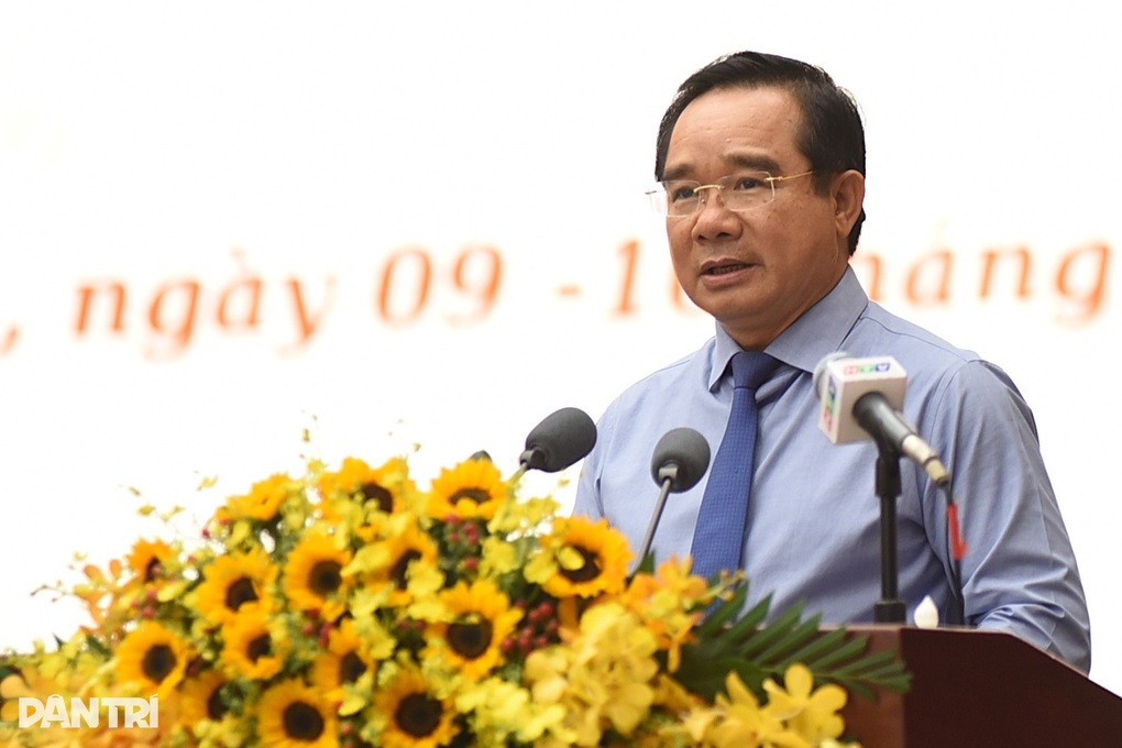 Chủ tịch TPHCM yêu cầu bãi bỏ ngay các thủ tục hành chính không cần thiết - 1