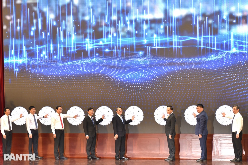 Hoạt động của HĐND TPHCM đổi mới toàn diện với một ứng dụng - 1