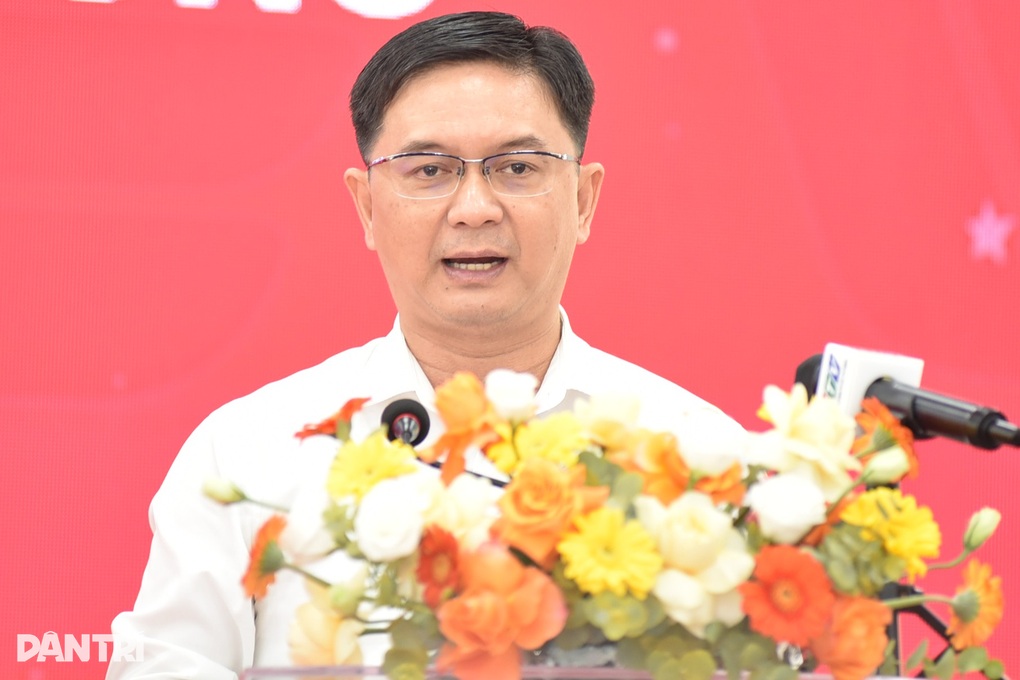 Chủ tịch TPHCM trải nghiệm làm thủ tục ở Trung tâm Phục vụ hành chính công - 4 Chủ tịch TPHCM trải nghiệm làm thủ tục ở Trung tâm Phục vụ hành chính công - 4