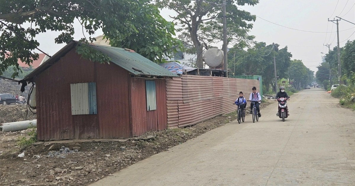 Vụ doanh nghiệp xây trường học đổ đất thải tràn vỉa hè: Khắc phục qua loa