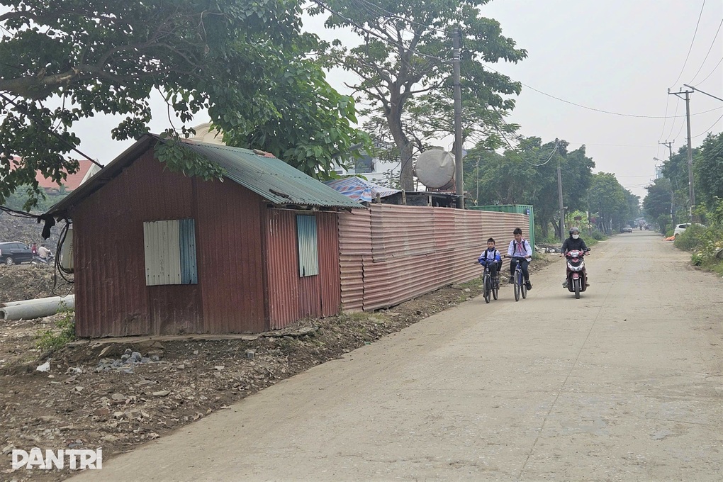 Phạt doanh nghiệp xây trường học đổ đất thải tràn lan vỉa hè dân cư - 2