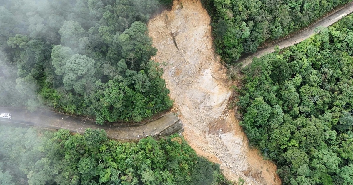 Đề xuất lắp ròng rọc vượt qua khu vực sạt lở trên đỉnh Bạch Mã