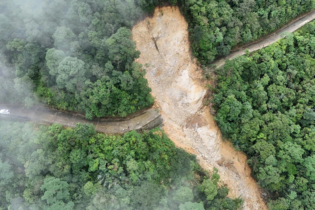 Đề xuất lắp ròng rọc vượt qua khu vực sạt lở trên đỉnh Bạch Mã - 1