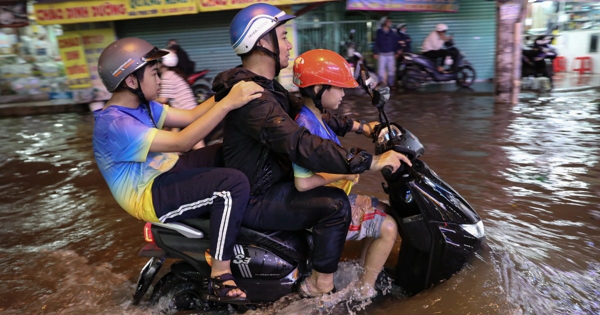 Đường phố ở TPHCM ngập sâu trong đêm triều cường đạt đỉnh