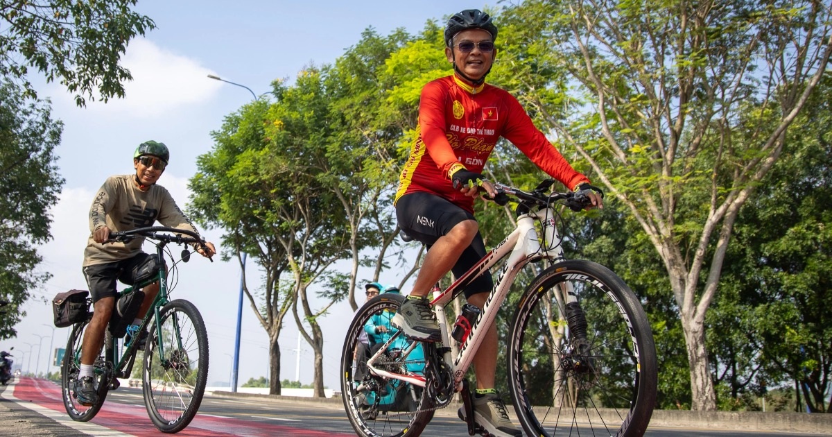 Người dân thích thú với làn đường dành cho xe đạp như ở châu Âu tại TPHCM