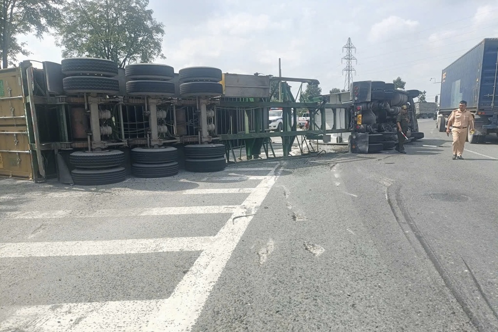 Xe đầu kéo container lật nhào khi ôm cua lên cầu vượt cửa ngõ TPHCM - 1 Xe đầu kéo container lật nhào khi ôm cua lên cầu vượt cửa ngõ TPHCM - 1