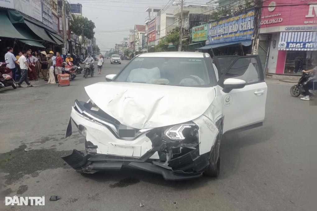 Taxi công nghệ tông lật xe bán tải trong khu dân cư ở TPHCM - 2