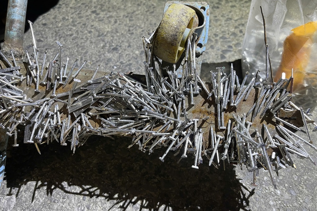 Gần 3kg đinh rơi vãi trên đường ở TPHCM - 1 Gần 3kg đinh rơi vãi trên đường ở TPHCM - 1