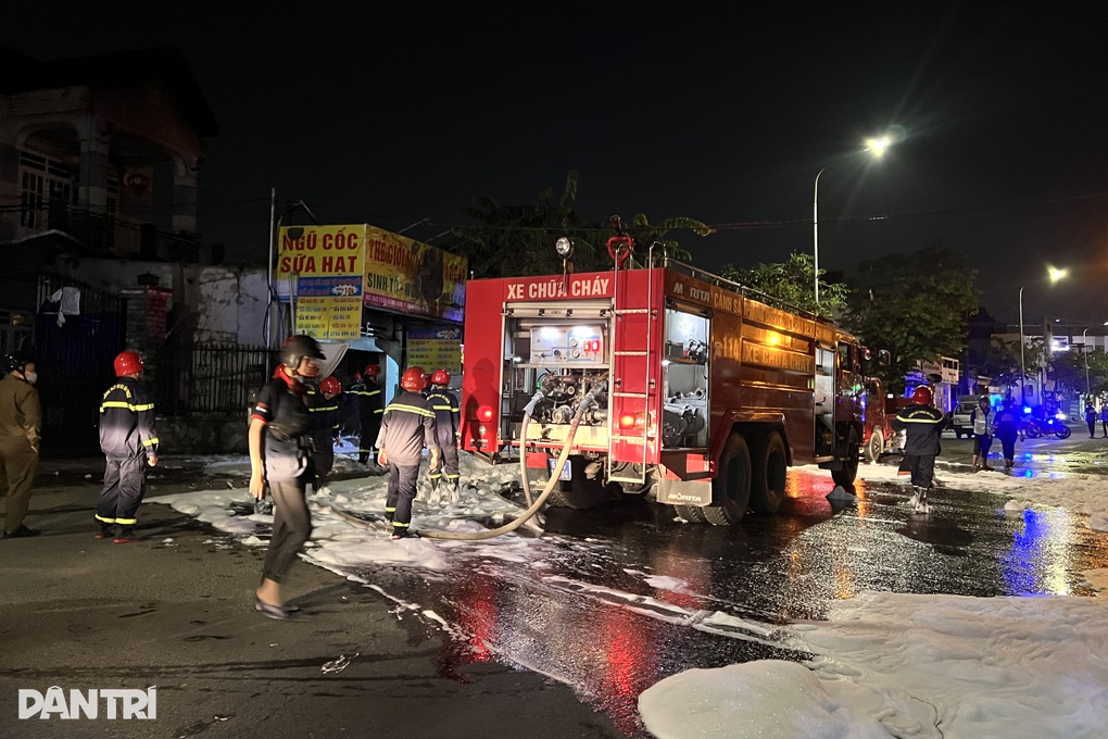 Quán sinh tố ở TPHCM phát nổ rồi bốc cháy, chủ quán tử vong - 2 Quán sinh tố ở TPHCM phát nổ rồi bốc cháy, chủ quán tử vong - 2