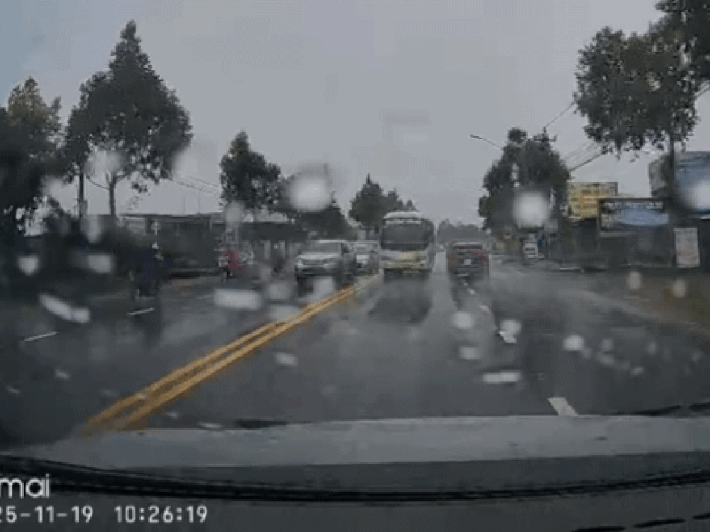 Cảnh sát xử phạt 2 tài xế vượt ẩu nhờ clip người dân gửi - 1