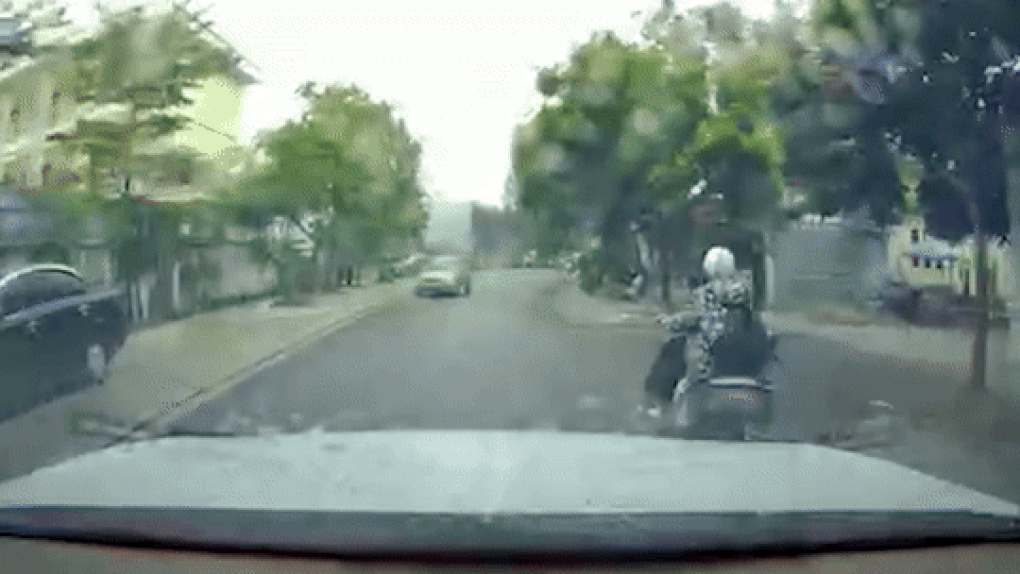 Nam sinh đi xe máy đánh võng, ngã lăn trước đầu ô tô - 1