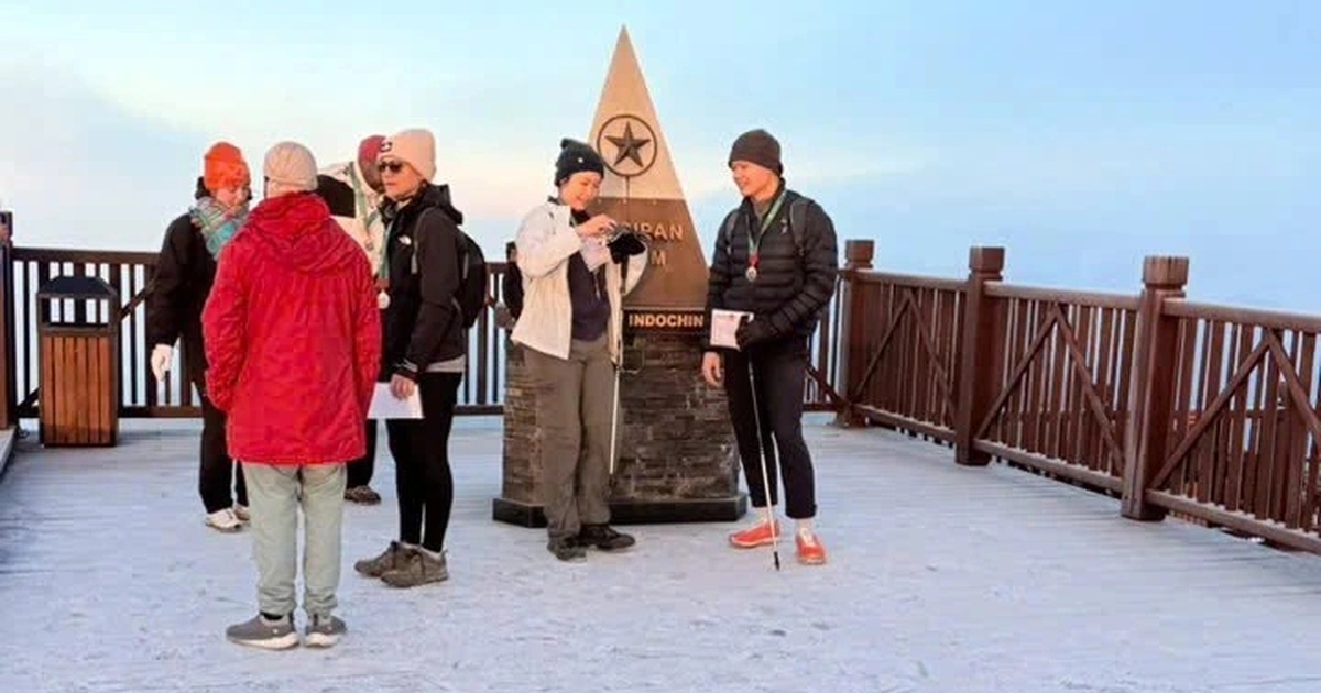 Băng giá phủ trắng đỉnh Fansipan ngày Giáng sinh