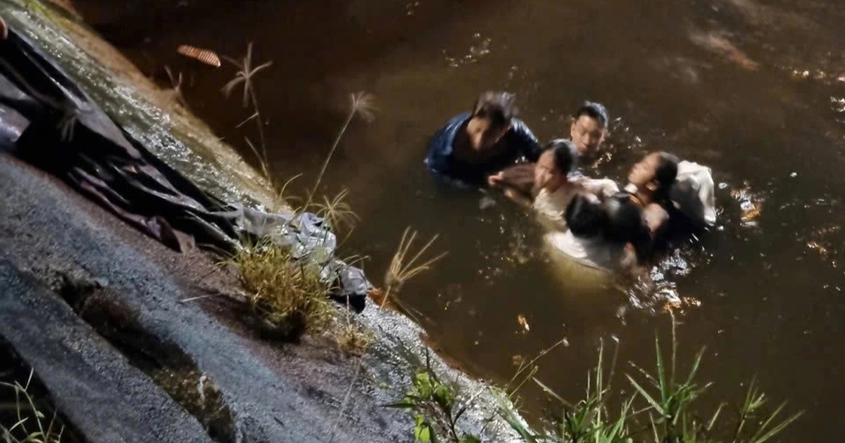 Hai bố con lao xuống kênh nước cứu 3 người gặp nạn trong đêm