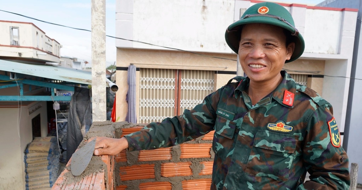 Những “thợ xây bất đắc dĩ” giúp người dân dựng lại nhà sau bão lũ