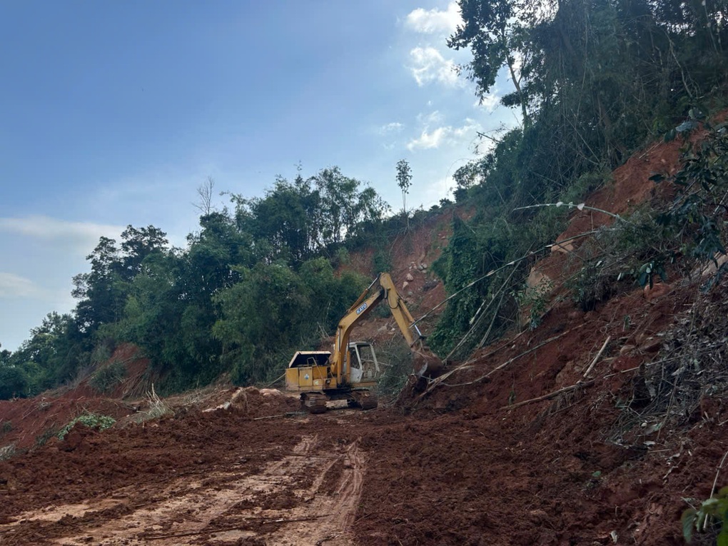 Thông tuyến đèo Gia Bắc ở Lâm Đồng sau nhiều ngày tê liệt vì sạt lở - 1 Thông tuyến đèo Gia Bắc ở Lâm Đồng sau nhiều ngày tê liệt vì sạt lở - 1