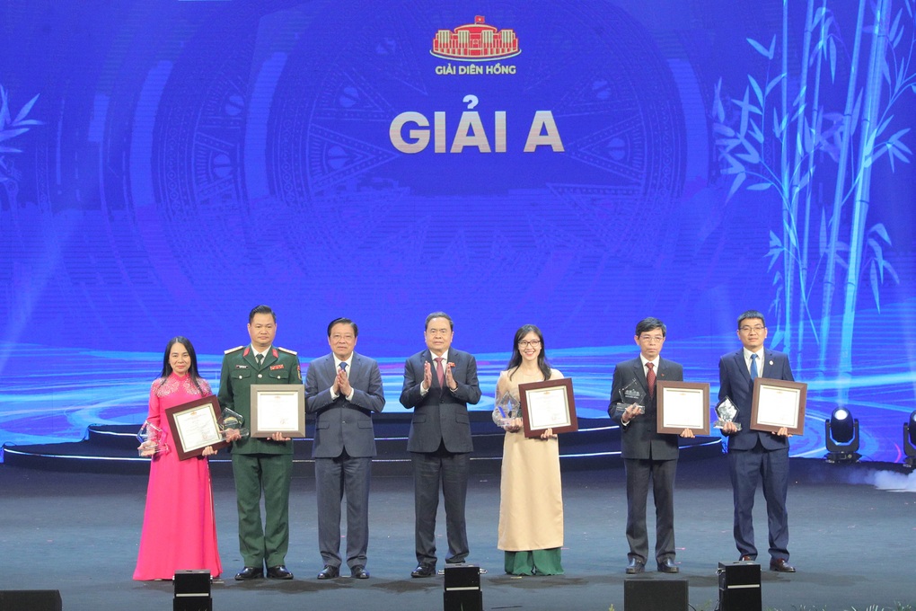 Giải Diên Hồng lần thứ tư tôn vinh 64 tác phẩm xuất sắc - 1