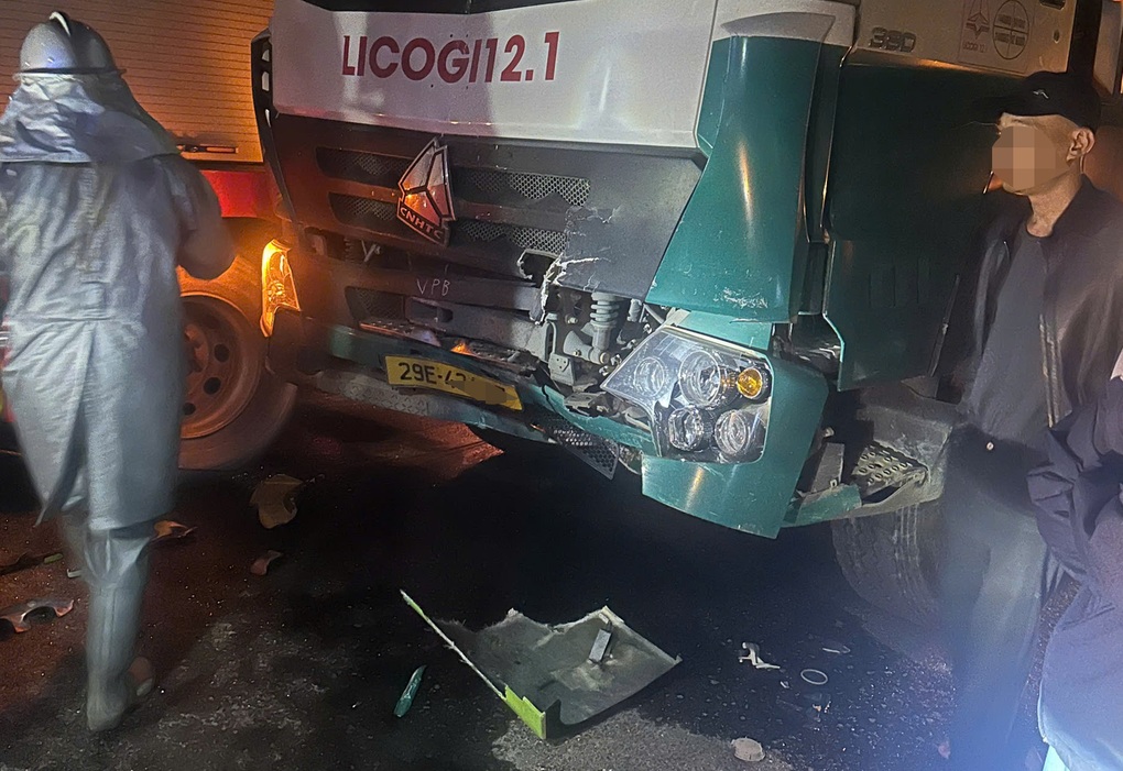 Giải cứu tài xế xe buýt mắc kẹt trên ghế lái - 1