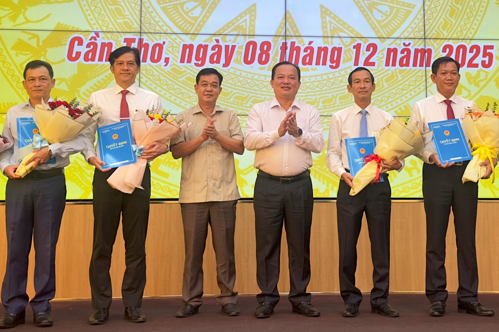 Cần Thơ bổ nhiệm, trao quyết định nhiều nhân sự chủ chốt - 1 Cần Thơ bổ nhiệm, trao quyết định nhiều nhân sự chủ chốt - 1