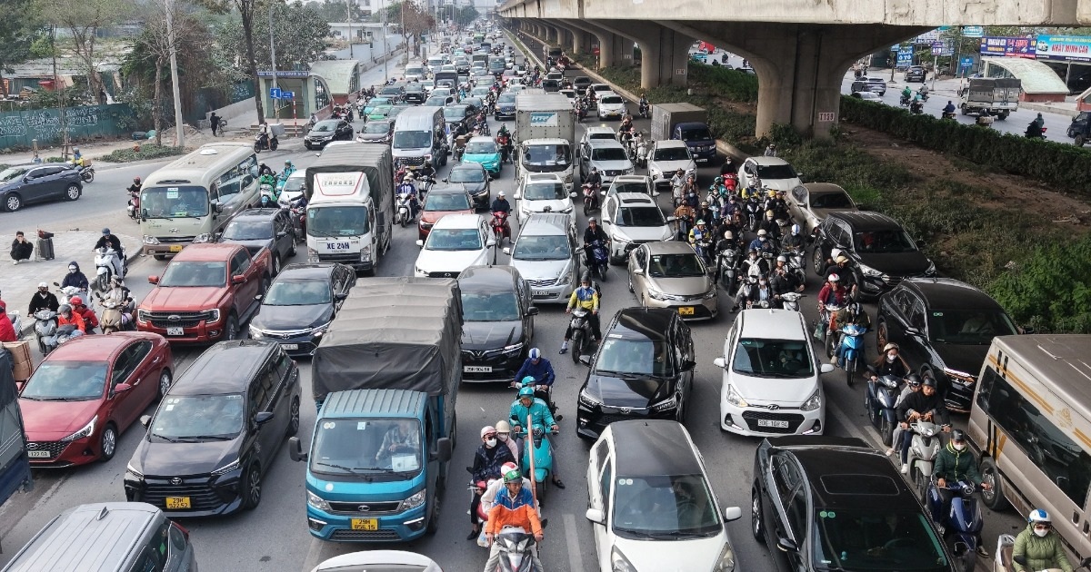 Cửa ngõ Hà Nội kẹt cứng, ken đặc dòng người về quê nghỉ Tết