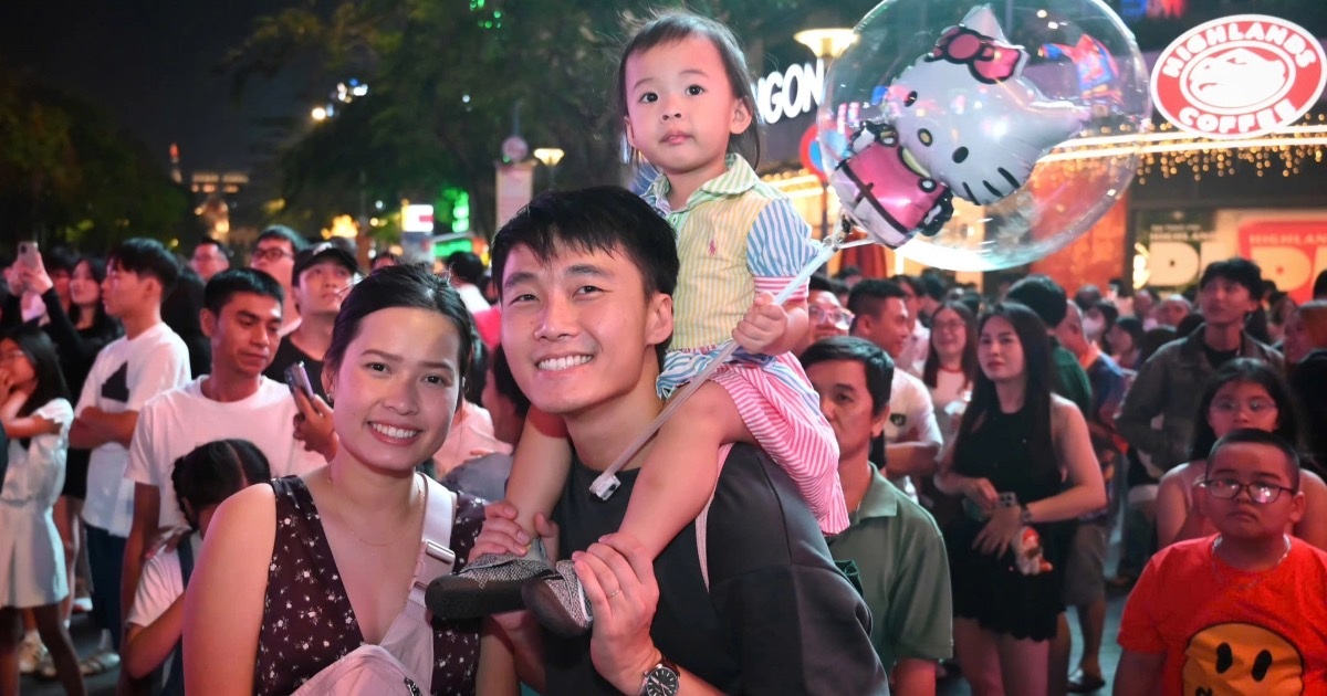 Không khí người dân cả nước hân hoan đón chào năm mới 2026