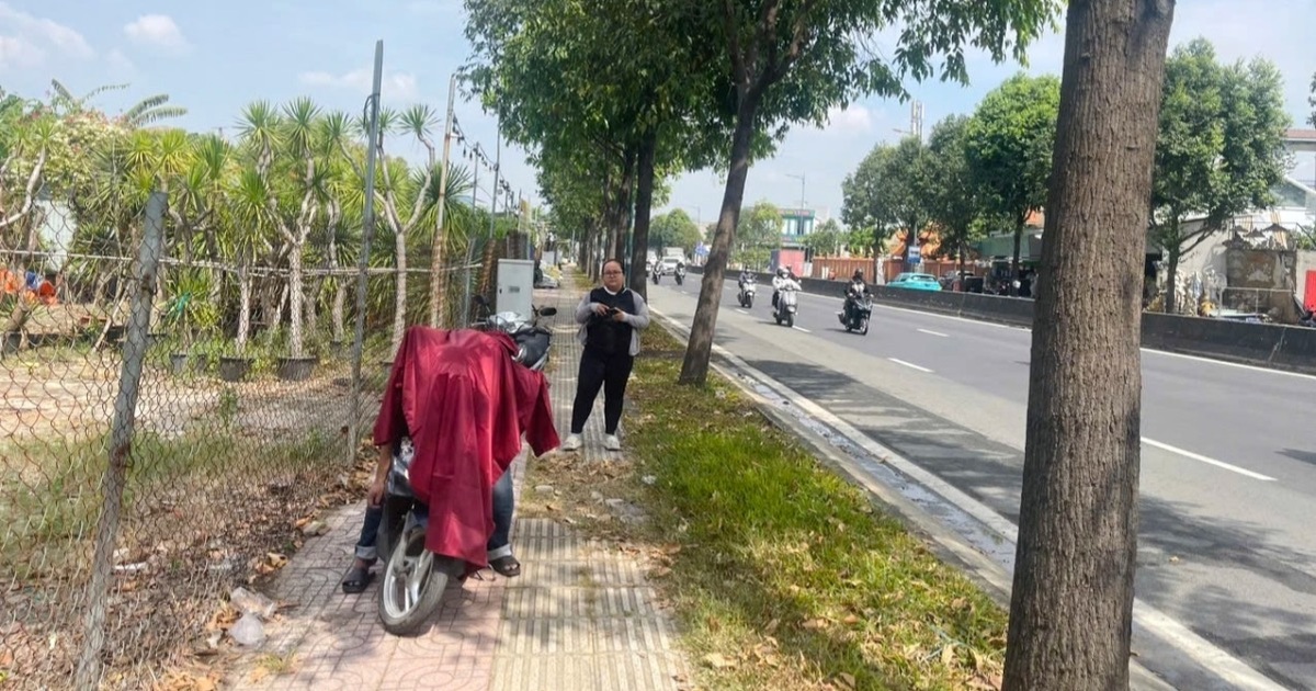 Người đàn ông gục đầu tử vong trên xe máy ở TPHCM