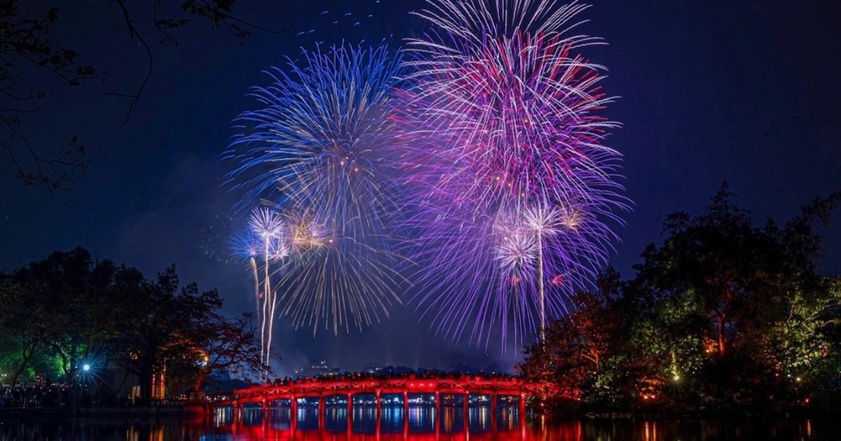 Hà Nội đêm giao thừa có mưa rào, sương mù, không khí lạnh mạnh tràn về