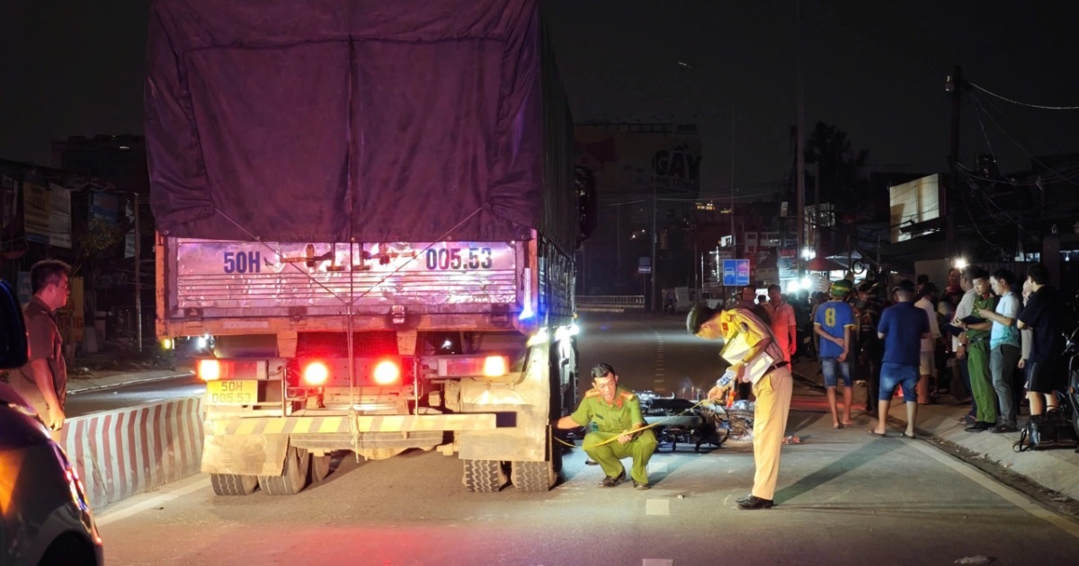 Xe máy cuốn vào gầm xe tải ở TPHCM, 2 thiếu niên tử vong