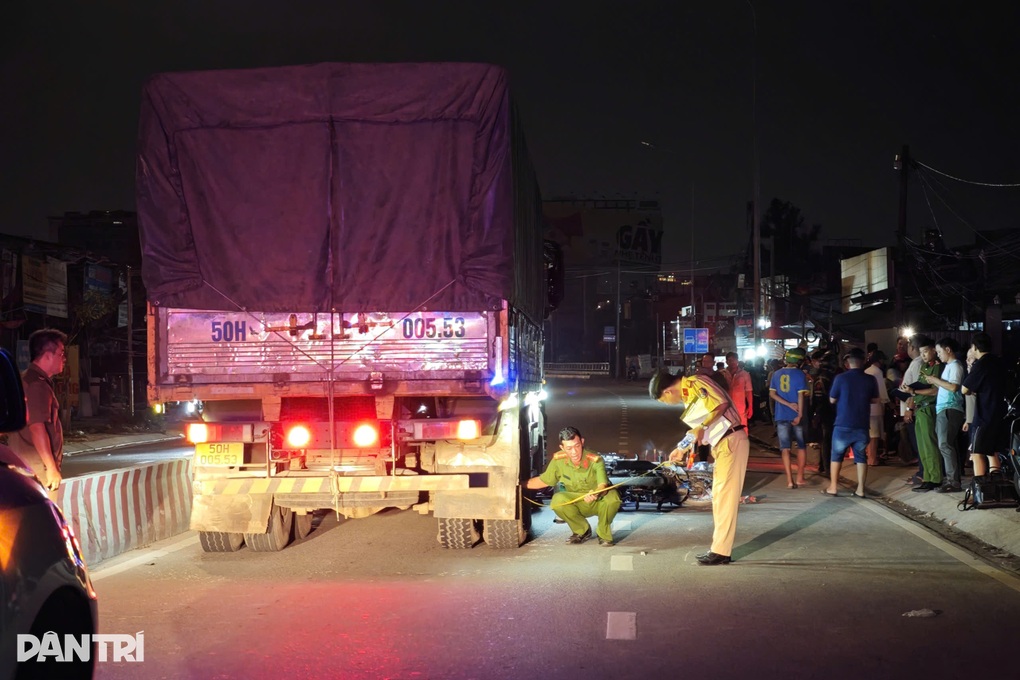 Xe máy cuốn vào gầm xe tải ở TPHCM, 2 thiếu niên tử vong - 1