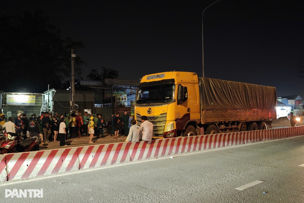 Xe máy cuốn vào gầm xe tải ở TPHCM, 2 thiếu niên tử vong - 2