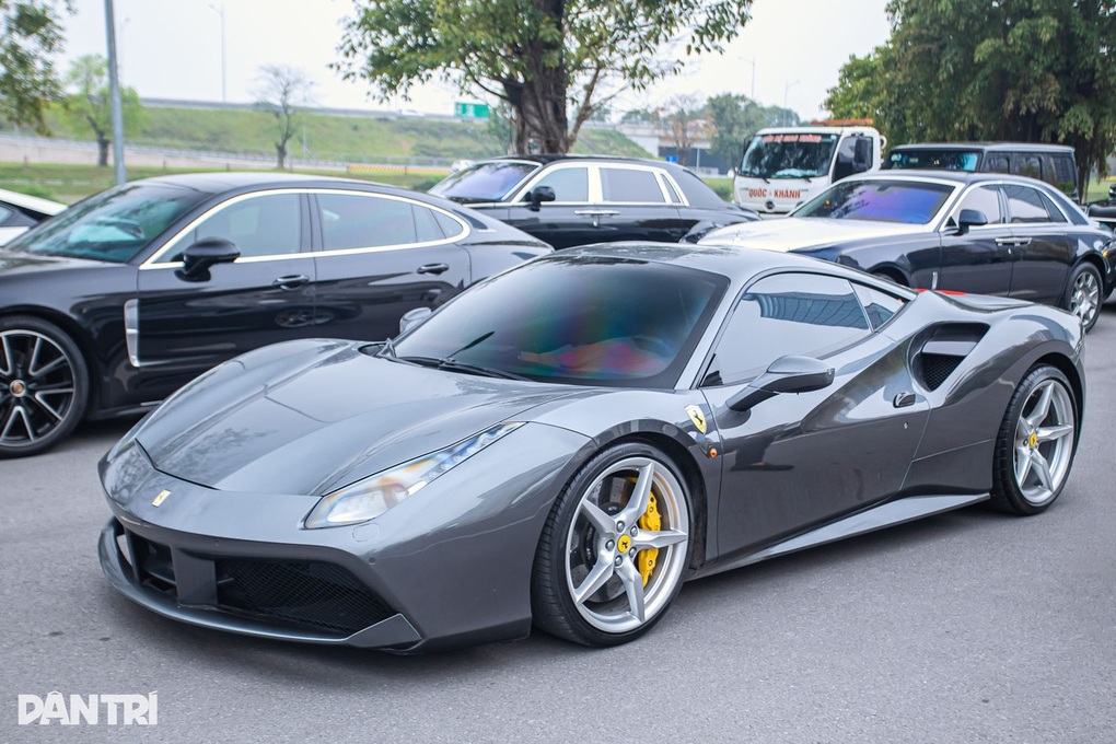 Hàng loạt kẽ hở trong nhập khẩu ô tô hạng sang làm quà biếu tặng - 2 Hàng loạt kẽ hở trong nhập khẩu ô tô hạng sang làm quà biếu tặng - 2