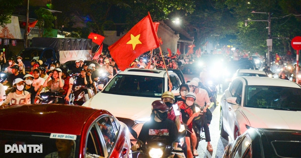 Người hâm mộ đổ ra đường ăn mừng ngôi vô địch SEA Games 33 của Việt Nam