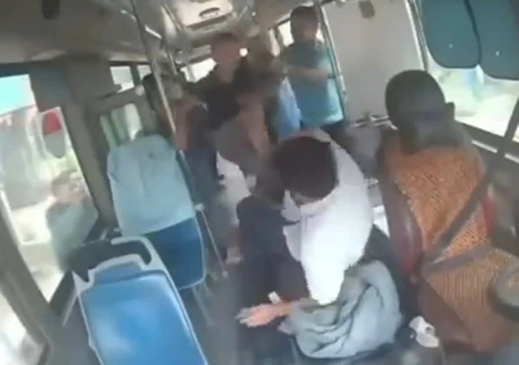 Tài xế buýt ở Hà Nội bị hành hung ngay trên xe - 1 Tài xế buýt ở Hà Nội bị hành hung ngay trên xe - 1