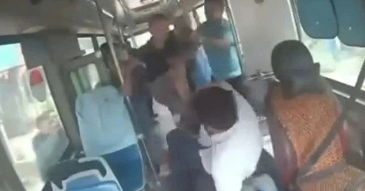 Tài xế buýt ở Hà Nội bị hành hung ngay trên xe