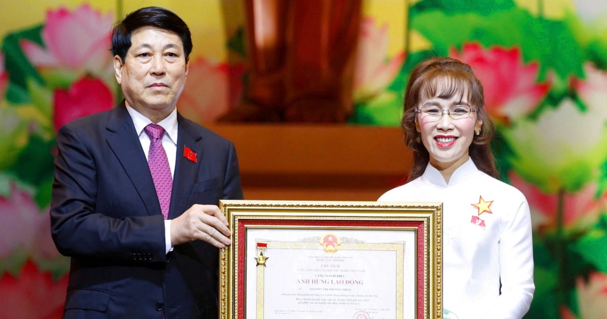 Tiến sĩ Nguyễn Thị Phương Thảo nhận danh hiệu Anh hùng Lao động thời kỳ đổi mới