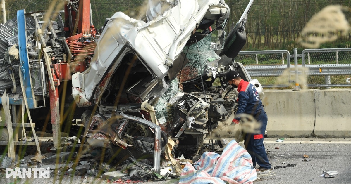 Hiện trường vụ tai nạn trên cao tốc Bùng – Vạn Ninh làm 5 người thương vong