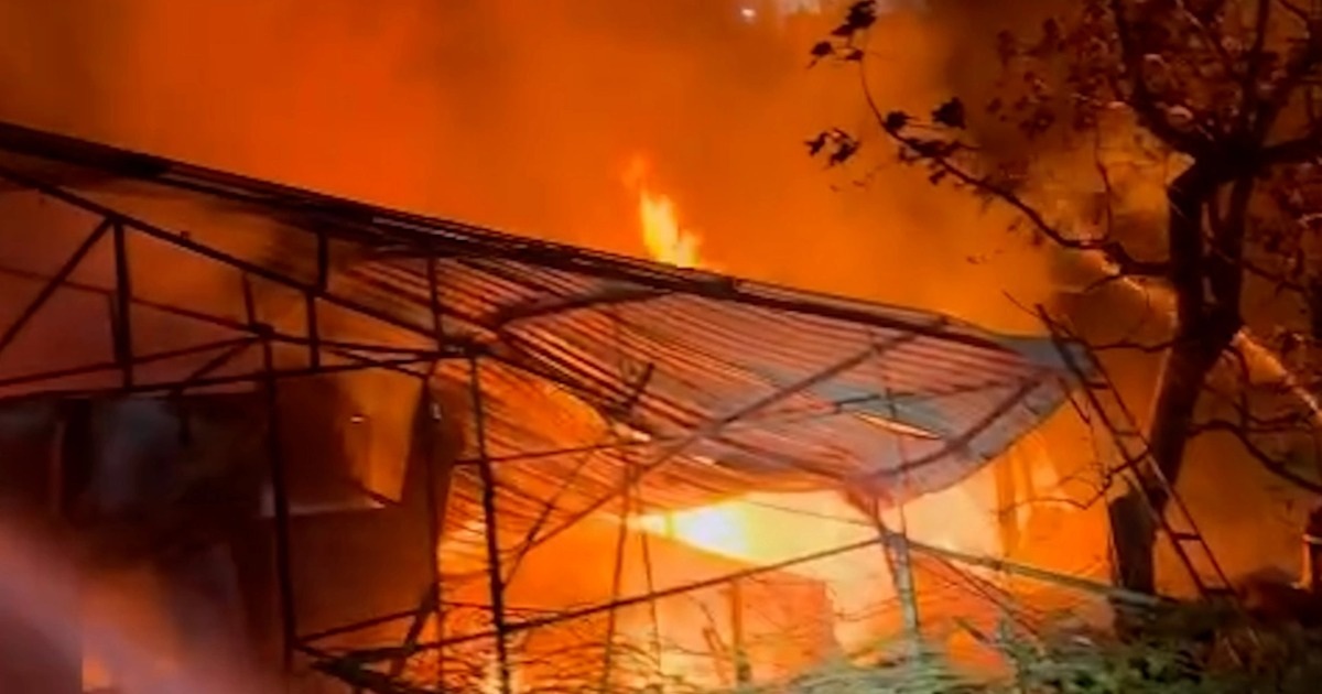 Lửa bao trùm nhà kho ở Đà Lạt