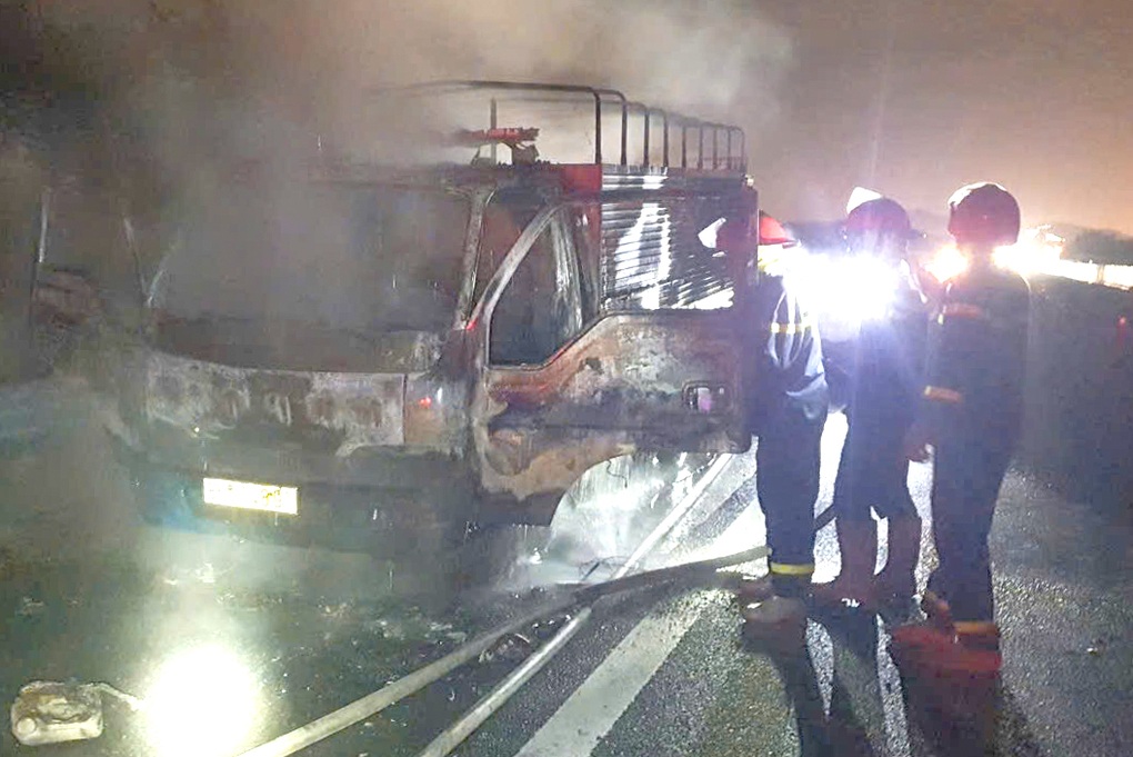 Ô tô tải cháy rụi trên cao tốc Dầu Giây - Phan Thiết - 1