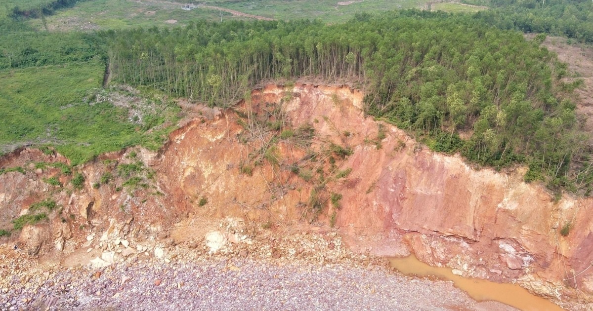 Hạ tràn hồ Kẻ Gỗ sạt lở, nhiều diện tích đất “biến mất” sau mưa lũ