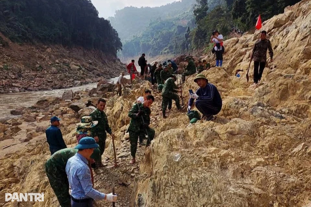 Huy động hơn 300 người mở đường, dọn dẹp đống đổ nát sau bão lũ - 1