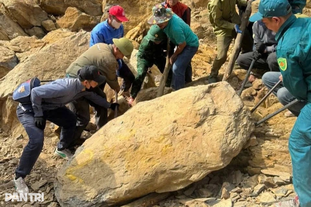 Huy động hơn 300 người mở đường, dọn dẹp đống đổ nát sau bão lũ - 2