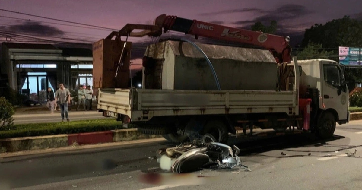 Người đi xe máy tử vong khi tông vào xe bồn đang tưới cây